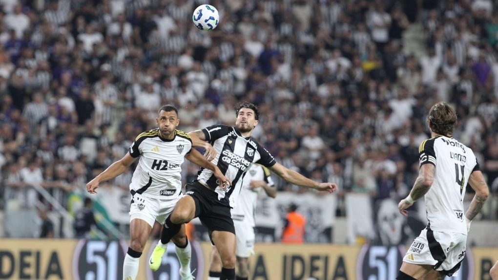 Atletas de Ceará e Atlético-MG disputam bola pelo alto