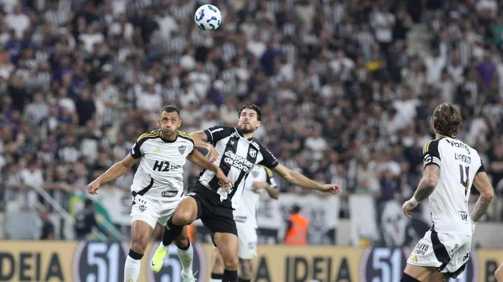 Atletas de Ceará e Atlético-MG disputam bola pelo alto