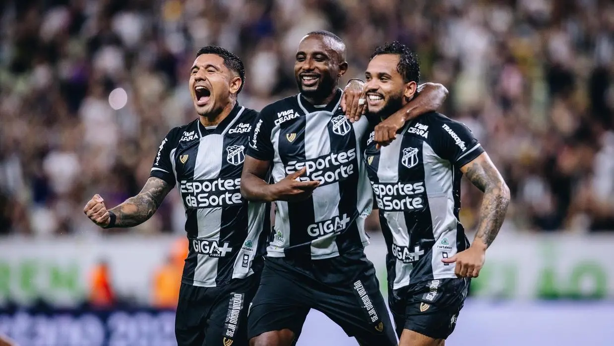 Atletas do Ceará comemoram gol