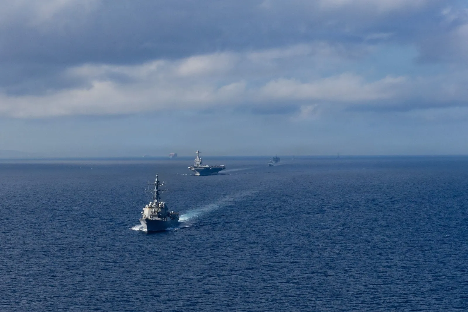Os EUA passam a ter mais de 10 mil militares posicionados na região do Caribe. Metade deles está embarcada em oito navios de guerra.