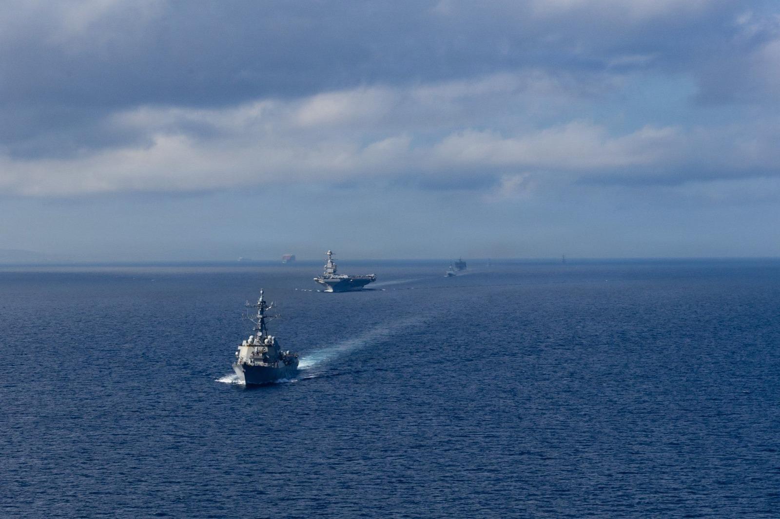 Embarcação da USS Gerard R Ford seguindo sob escolta de outros navios menores. Imagem usada em matéria sobre EUA enviar embarcação para a América do Sul.
