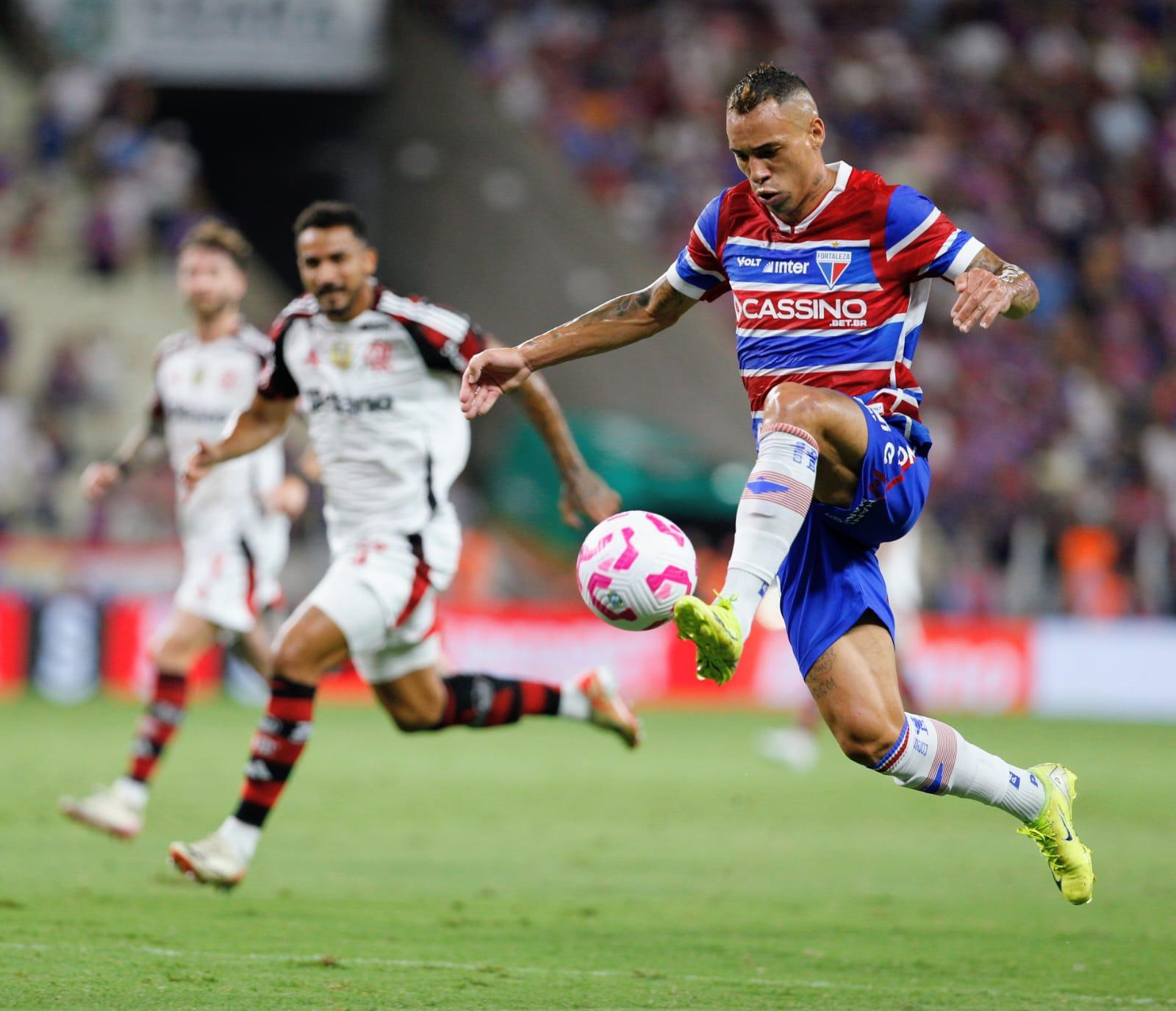 Breno Lopes em ação pelo Fortaleza contra o Flamengo