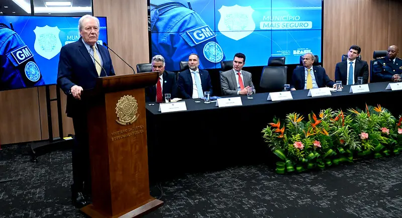 Foto da cerimônia de lançamento do Programa Município Mais Seguro, em que o ministro Ricardo Lewandowski aparece ao lado de outras autoridades, como o prefeito João Campos, de Recife (Pernambuco).