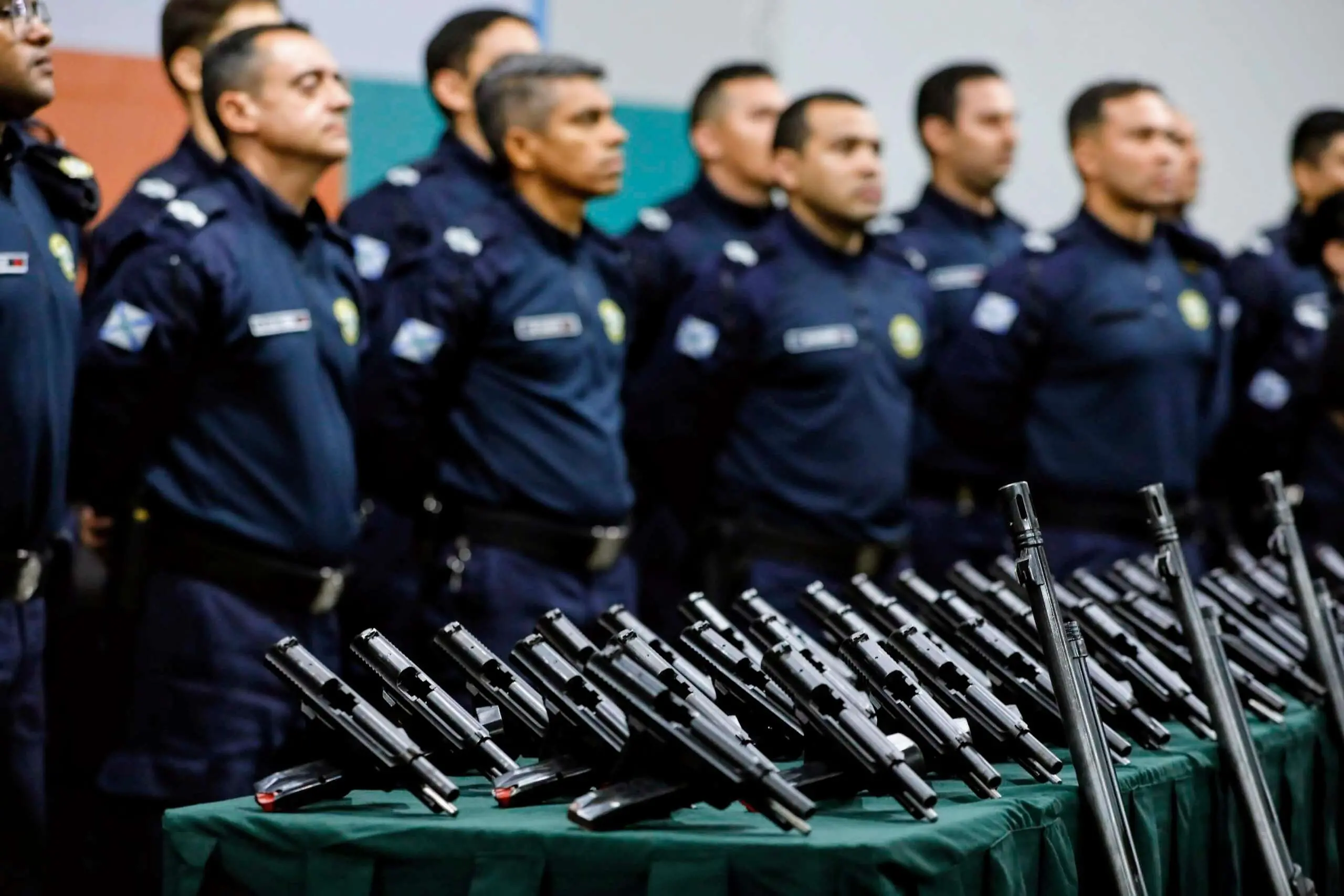 A foto mostra guardas municipais de Fortaleza e armamento entregue pelo Governo do Estado, em maio de 2025.
