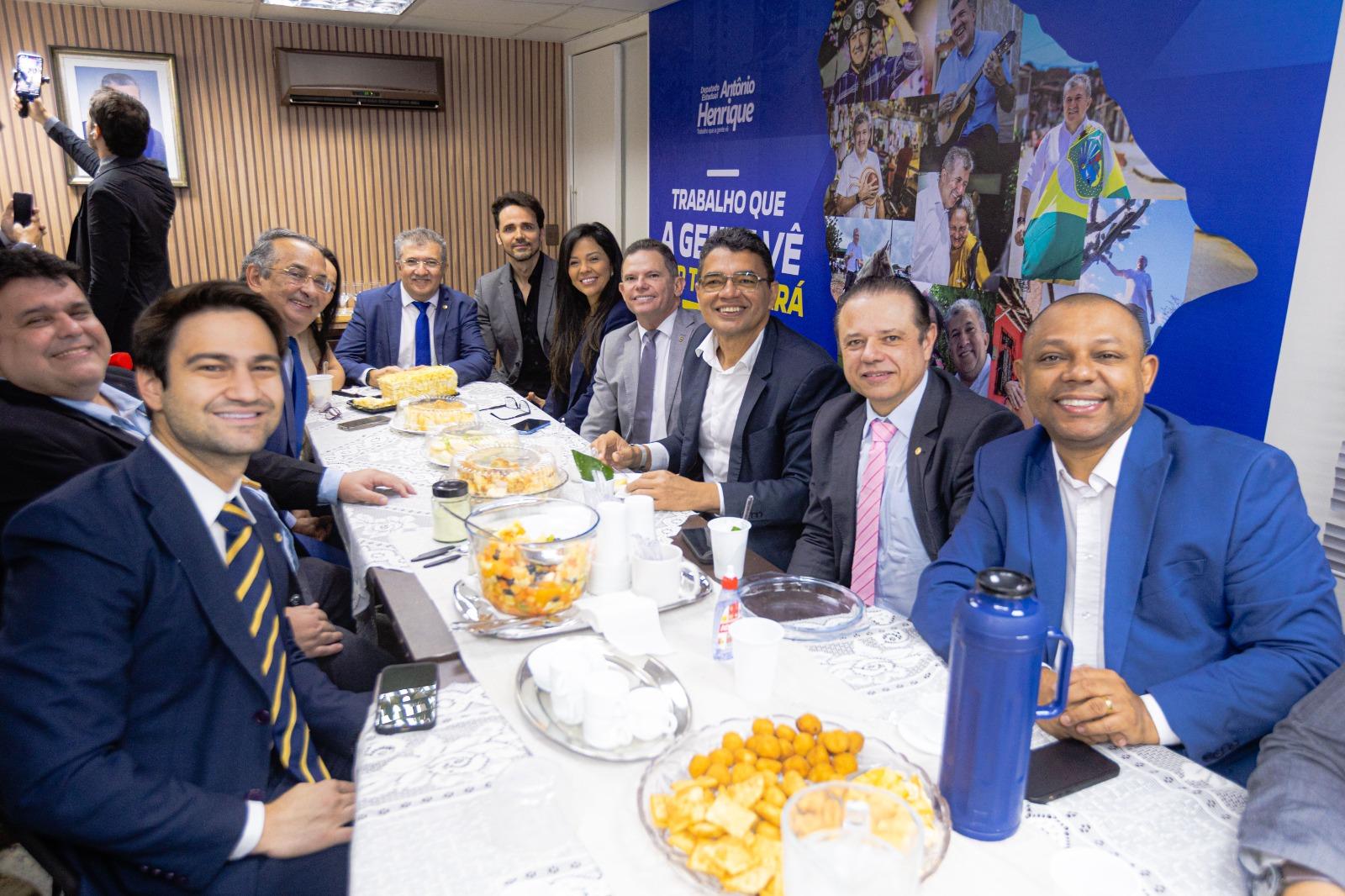 Políticos de oposição no Ceará sentado em mesa com comidas ao centro
