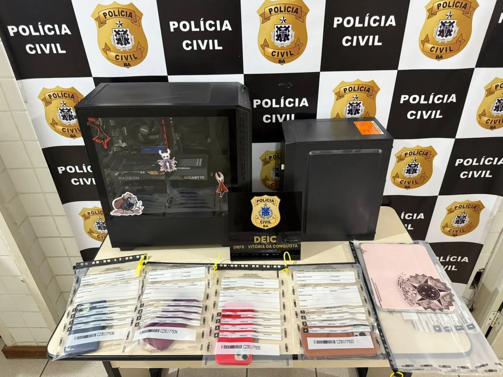 Imagem com itens de investigação policial, incluindo documentos, computador e placa de identificação, relacionados ao polícia civil na Bahia.