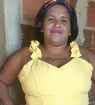 Foto de mulher morta a facada em Jaguaruana. Na imagem, ela usa uma blusa amarela e batom rosa.