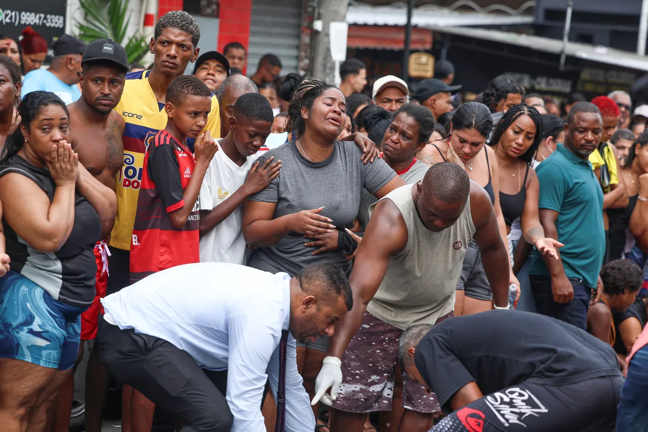 A comunidade do Complexo da Penha se reuniu na praça na manhã desta sexta (29).