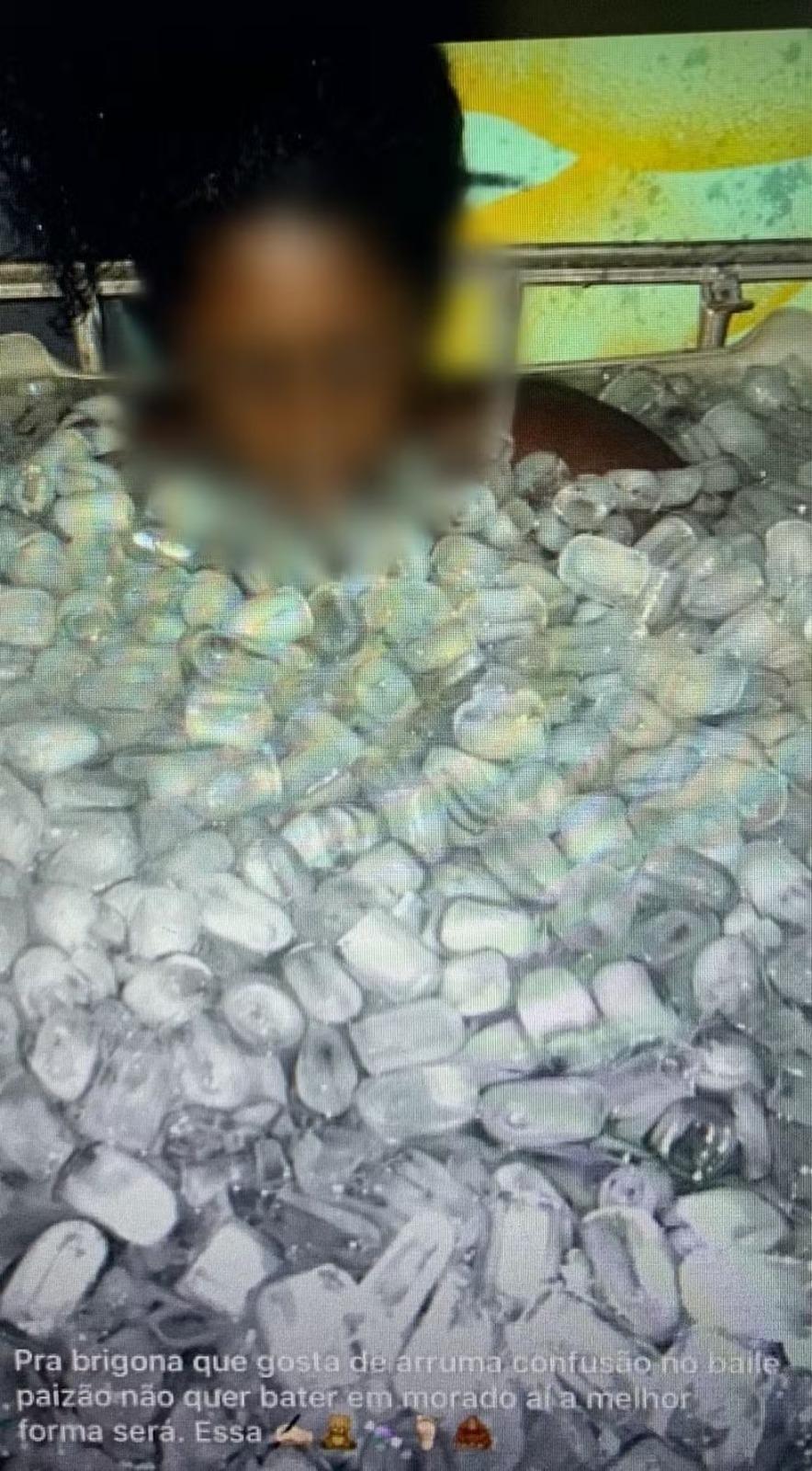 Mulher torturada em galão de gelo.