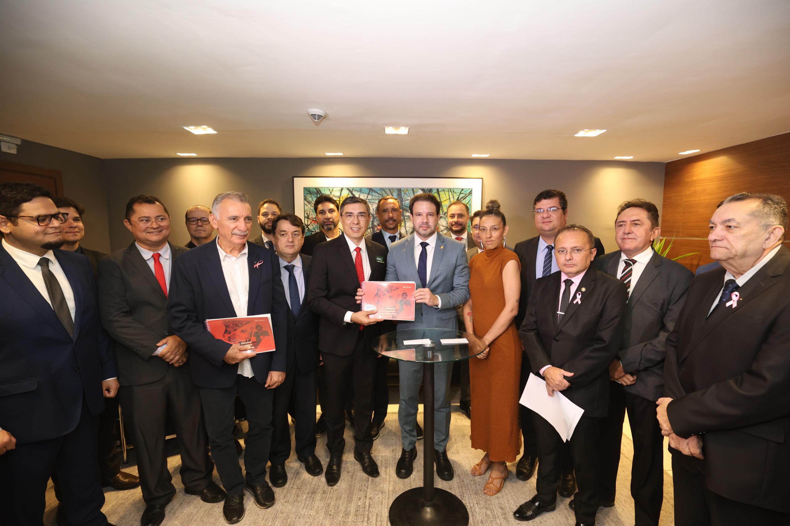 Foto com vereadores de Fortaleza e membros do governo durante entrega do Plano Diretor.