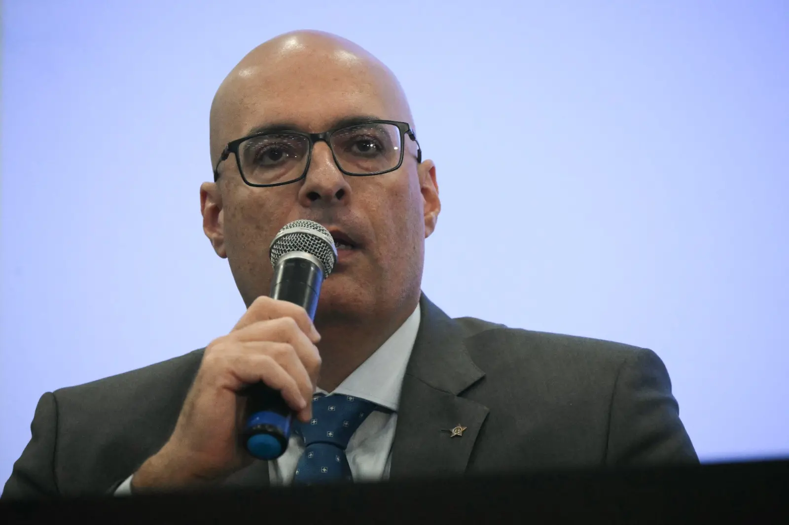 Secretário da Polícia Civil do Rio de Janeiro, Felipe Curi, fala em coletiva. Imagem usada em matéria sobre moradores do Complexo do Alemão retirarem as roupas camufladas táticas dos corpos após operação.