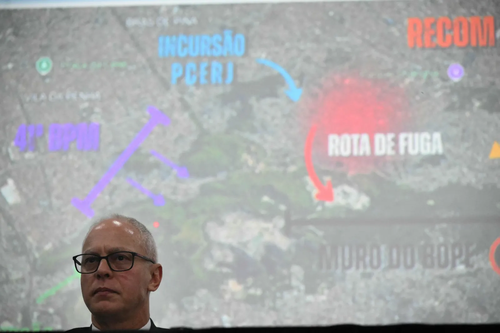 Segundo o secretário de Segurança Pública do Rio de Janeiro, Victor Santos, a operação foi organizada nos últimos 60 dias, com reuniões diárias. Cerca de 180 mandados foram expedidos pela Justiça.