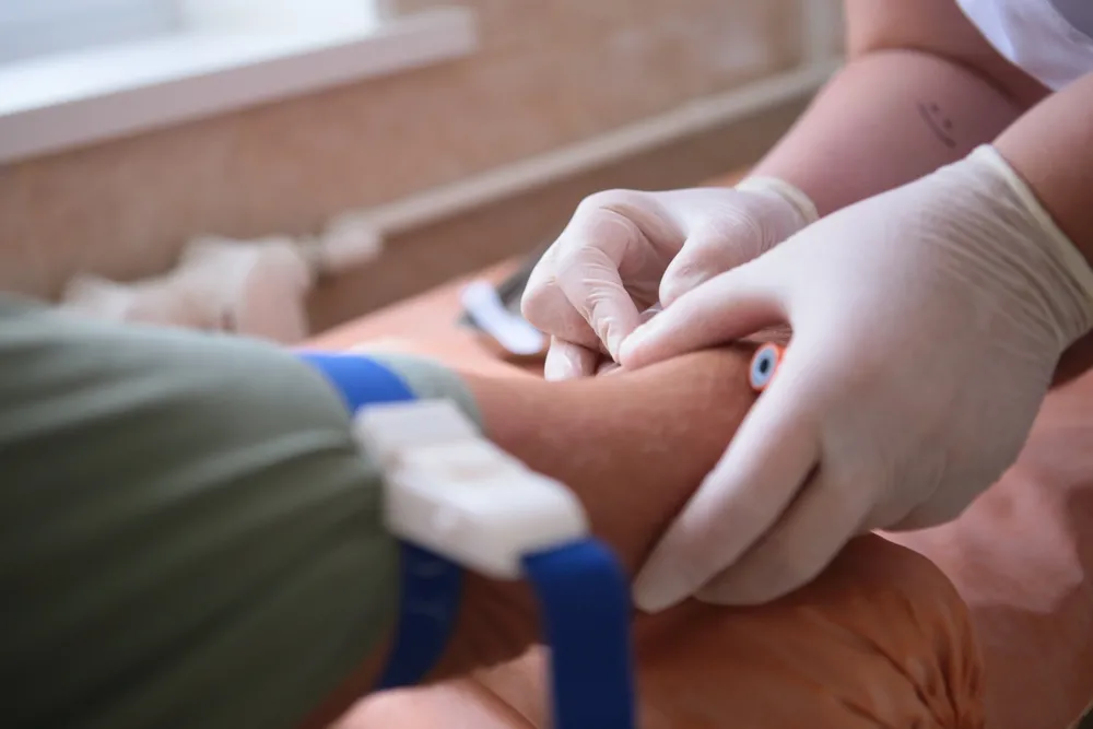 A doença acomete principalmente pessoas de 65 a 70 anos.