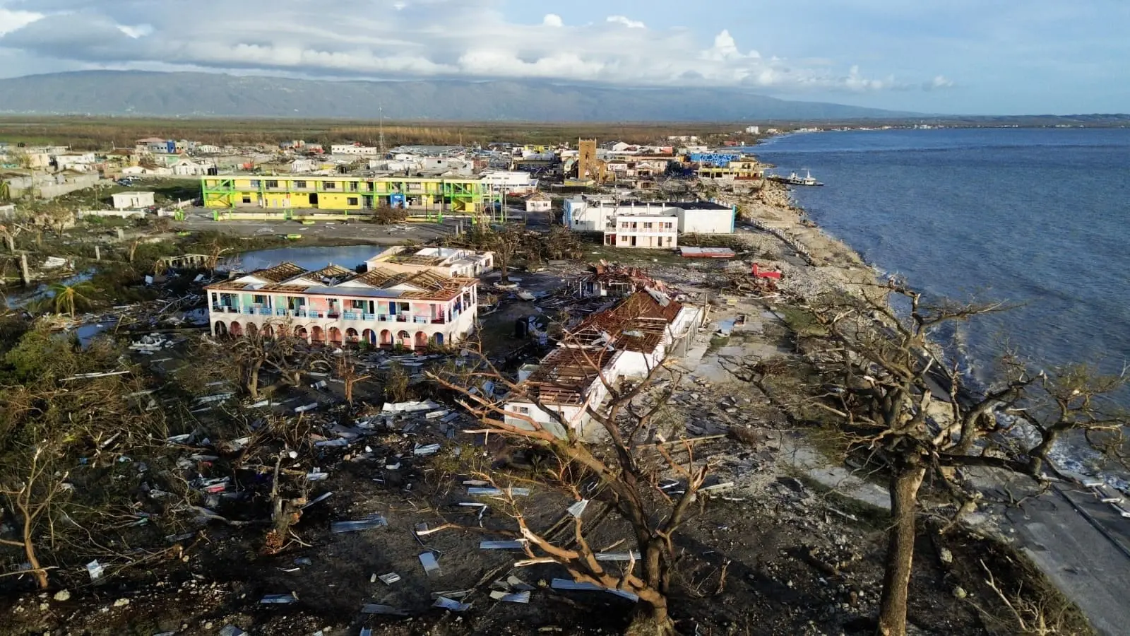 Uma vista aérea mostra edifícios destruídos após a passagem do furacão Melissa, em Black River, St. Elizabeth, Jamaica, em 29 de outubro de 2025.