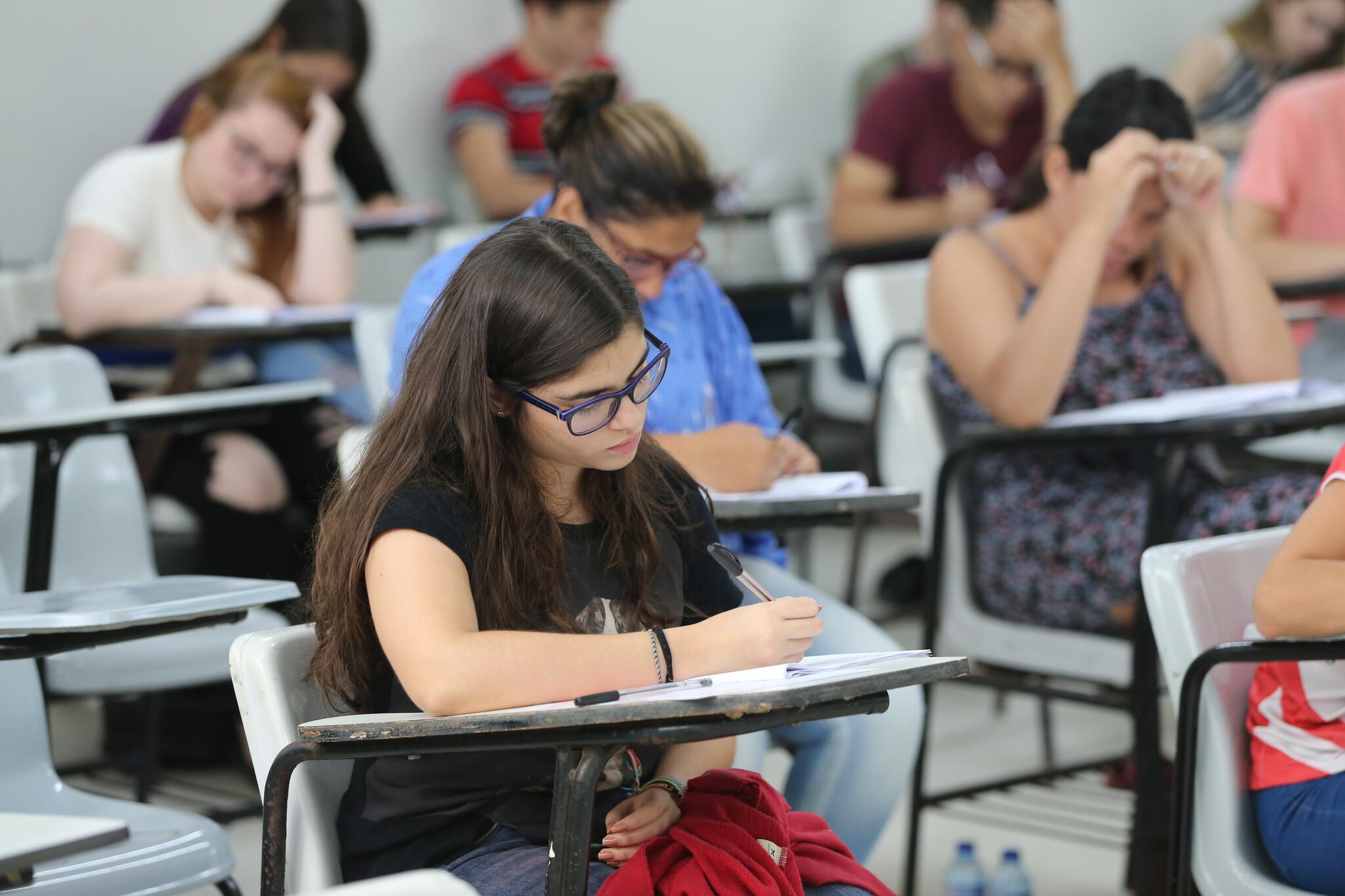 Candidatos fazem prova para vestibular.