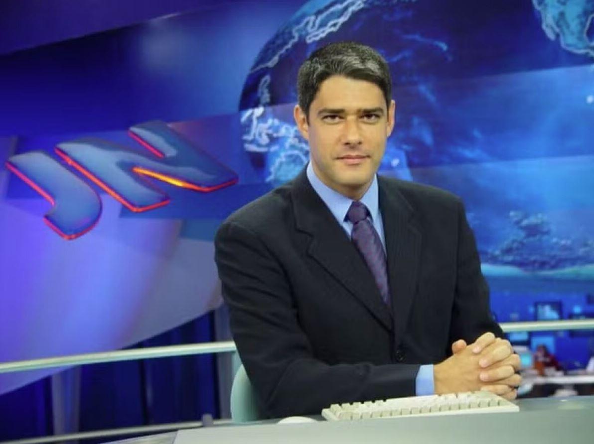 William Bonner na bancada do Jornal Nacional em 2007. Imagem usada em matéria com fotos marcantes do apresentador.