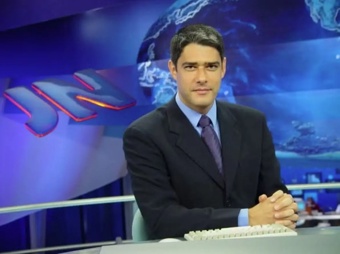 William Bonner na bancada do Jornal Nacional em 2007. Imagem usada em matéria com fotos marcantes do apresentador.