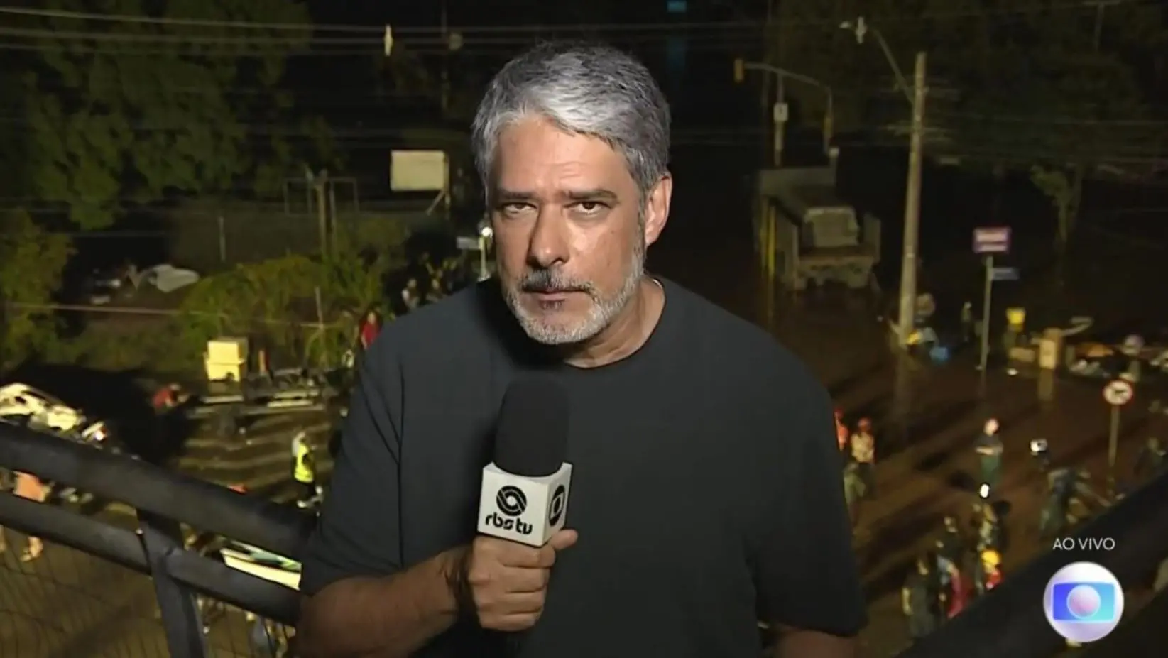 William Bonner no Jornal Nacional durante enchentes no RS. Imagem usada em matéria com fotos marcantes do apresentador.