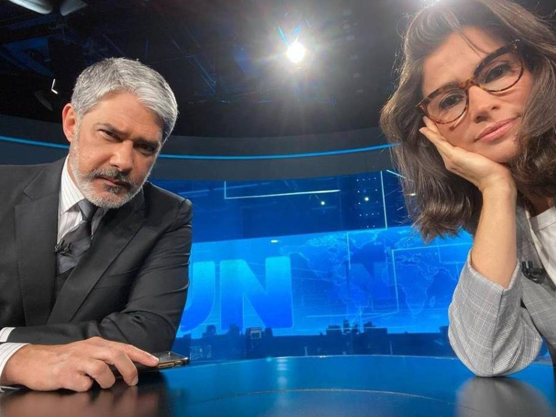 Bonner e Renata Vasconcellos no Jornal Nacional. Imagem usada em matéria com fotos marcantes do apresentador.