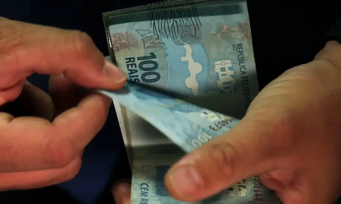 Para receber o Bolsa Família, a renda mensal por pessoa da família deve ser de até R$ 218.