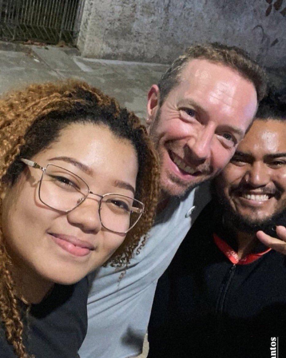 O casal Marcely e Ronaldo com Chris Martin.