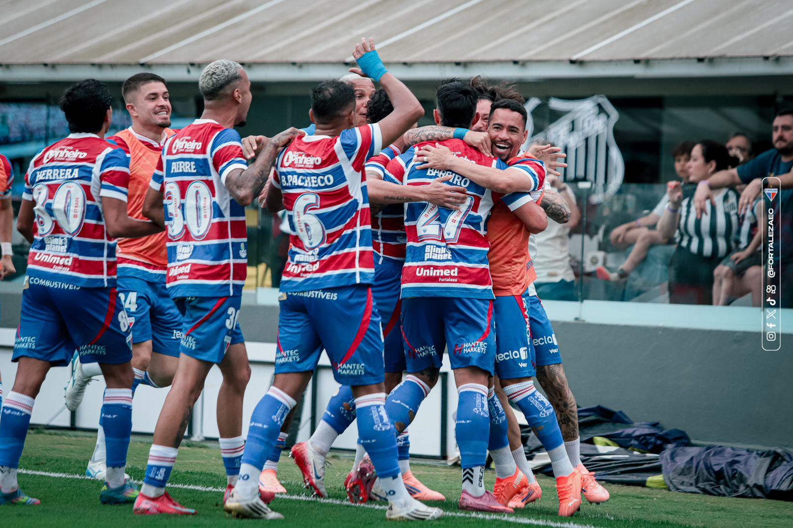 Foto dos jogadores do Fortaleza comemorando gol contra o Santos na Vila Belmiro