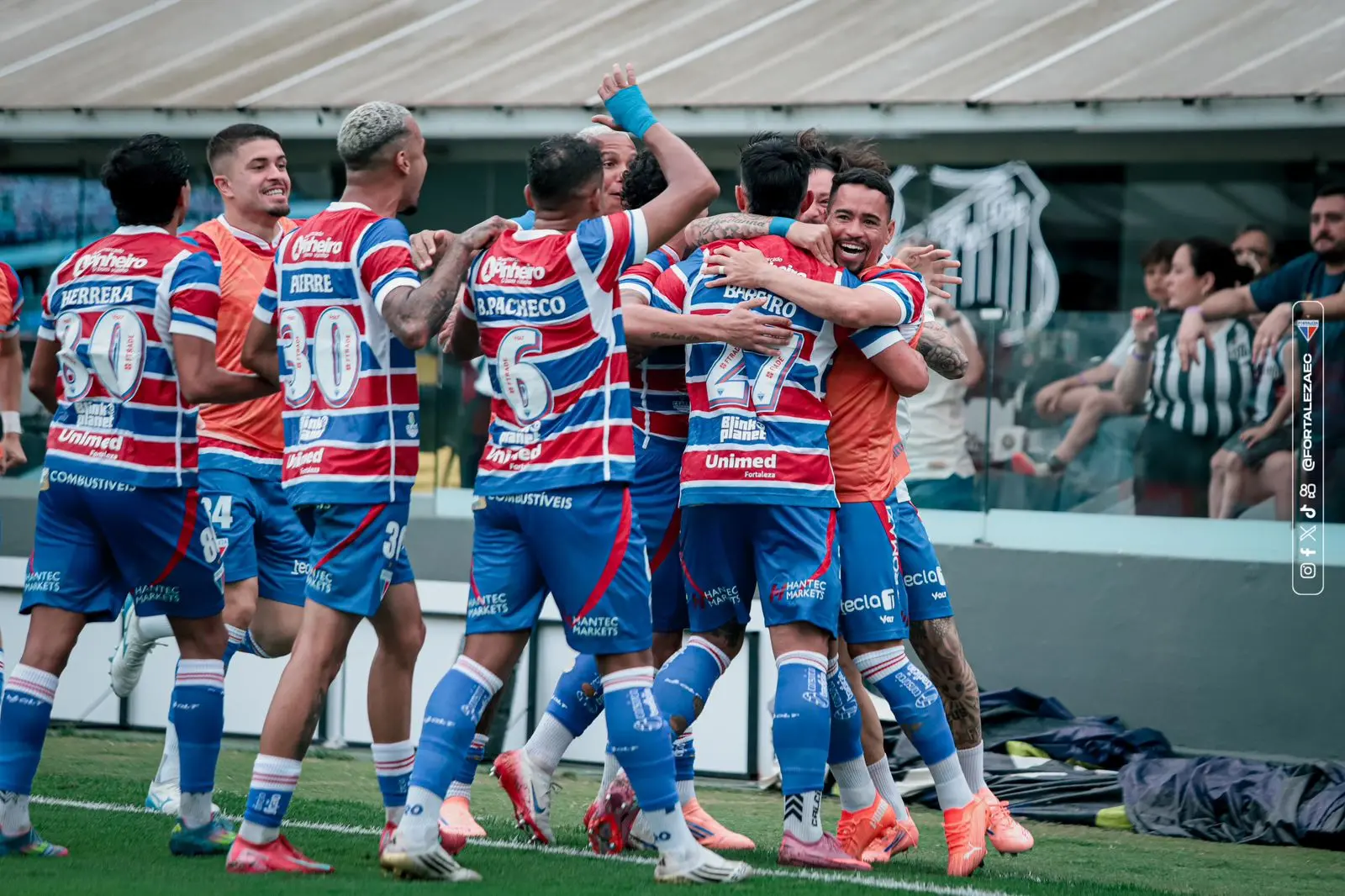 Foto dos jogadores do Fortaleza comemorando gol contra o Santos na Vila Belmiro