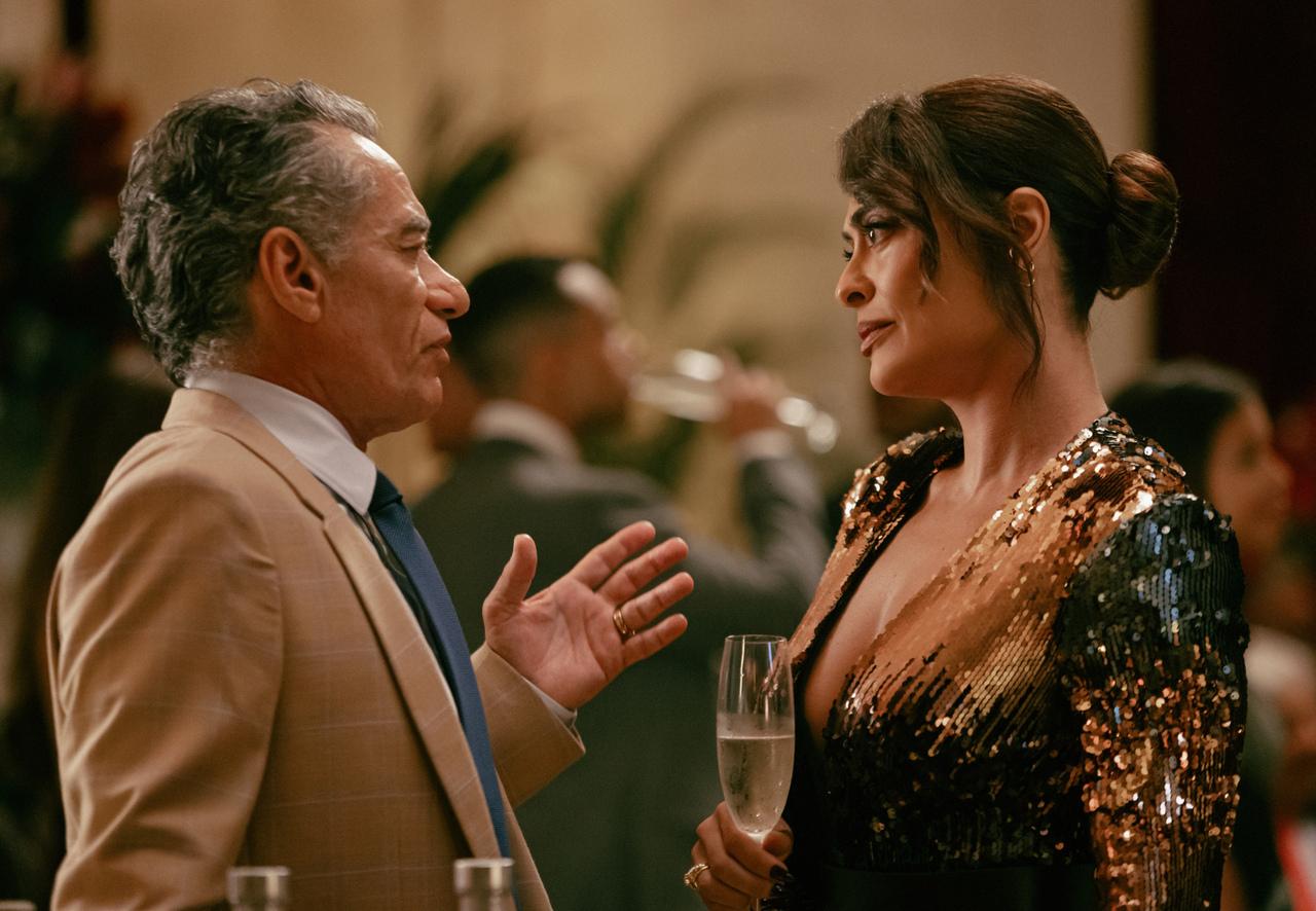 Juliana Paes e Chico Diaz contracenam na série Os Donos do Jogo, da Netflix.