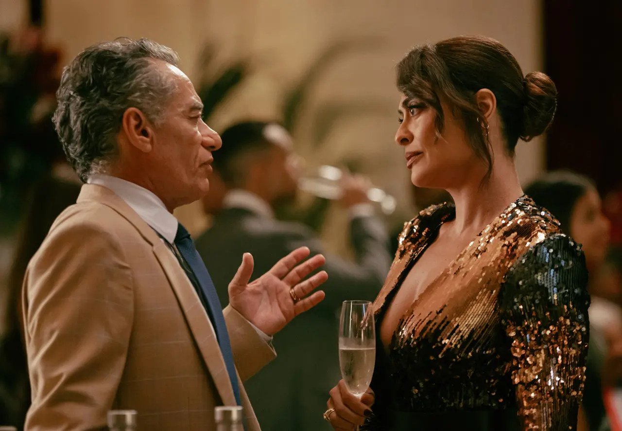 Juliana Paes e Chico Diaz contracenam na série Os Donos do Jogo, da Netflix.
