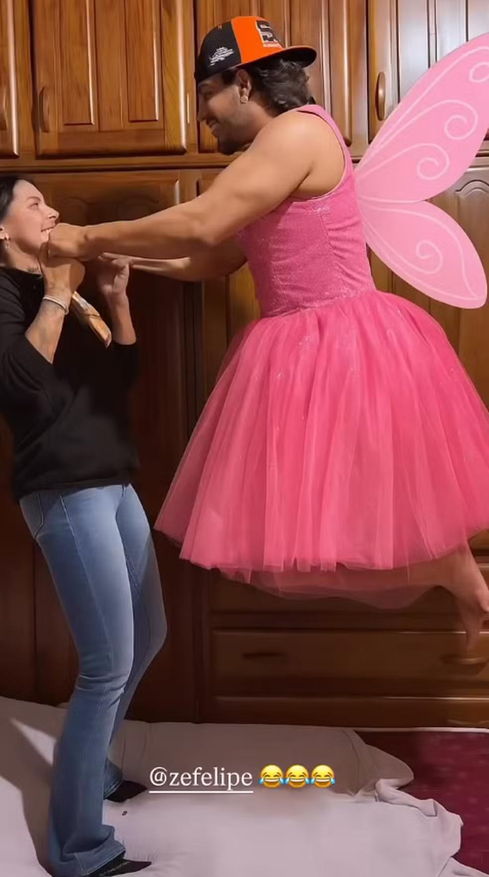 Foto de Zé Felipe vestido de fada.