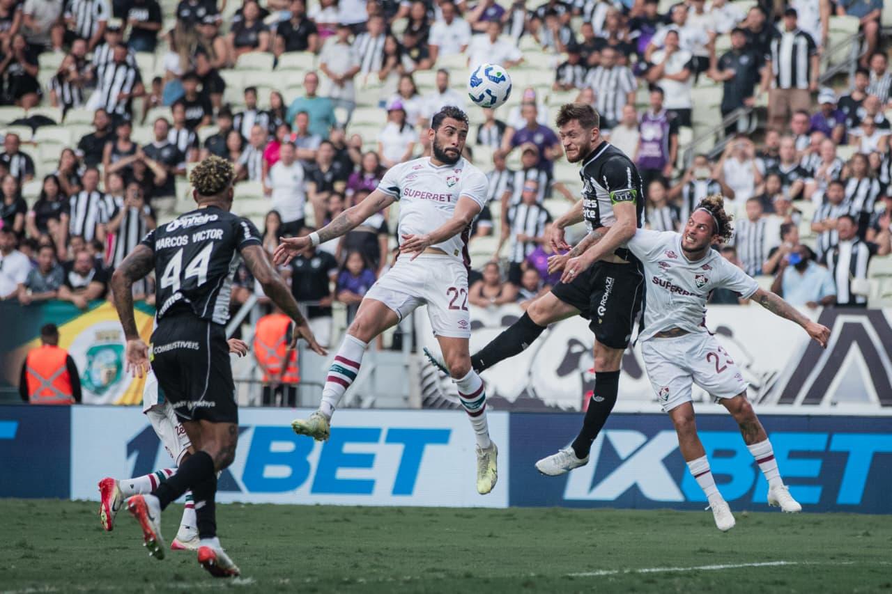 Atletas de Ceará e Fluminense disputam bola