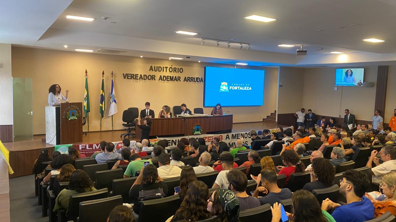 Foto mostra auditório da Câmara Municipal de Fortaleza durante audiência pública nesta segunda-feira (3).