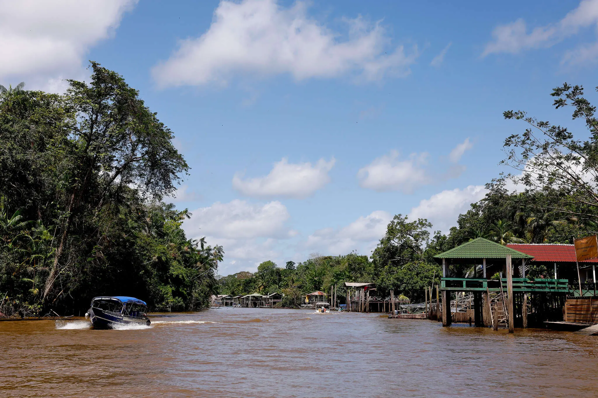 Rio Guamá e Ilha do Combú ao fundo, região metropolitana de Belém.