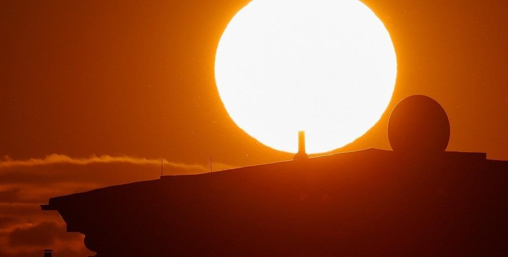 Imagem de um sol forte em evidência.