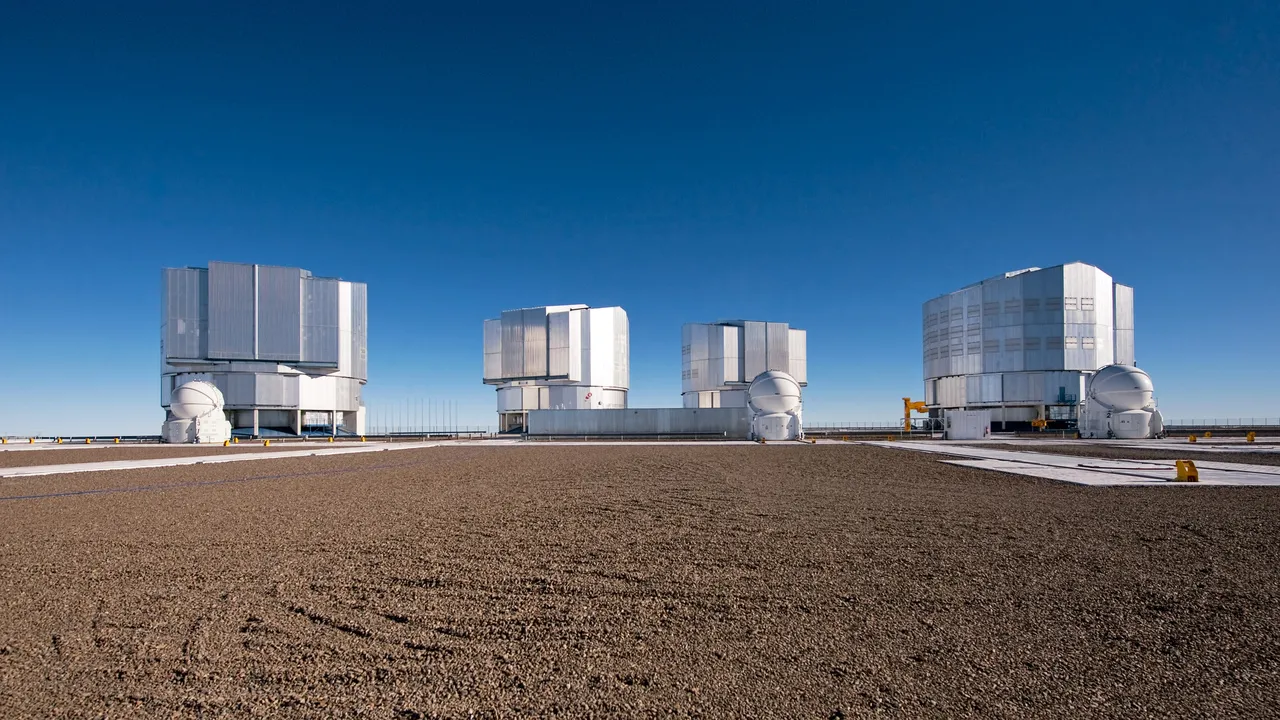 Além dos quatro principais, o dispositivo conta ainda com quatro telescópios auxiliares móveis, com espelhos de 1,8 metros.