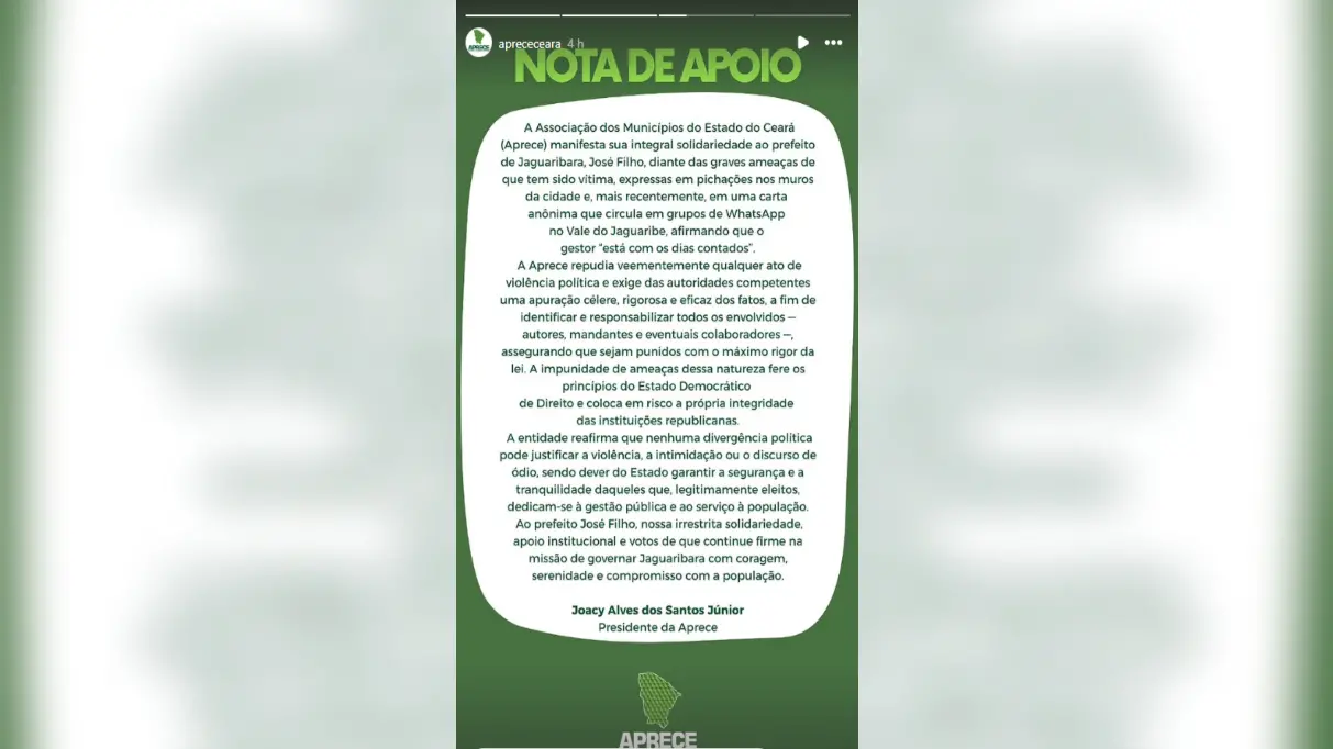 A imagem mostra uma nota de apoio da Aprece (Associação dos Municípios do Estado do Ceará) ao prefeito de Jaguaribara, José Filho. O texto, assinado por Joacy Alves dos Santos Júnior, presidente da Aprece, manifesta solidariedade ao gestor, que vem sendo alvo de ameaças anônimas, incluindo pichações e uma carta com ofensas e intimidações. A entidade repudia atos de violência política, pede investigação rigorosa para identificar e punir os responsáveis e afirma que a impunidade fere os princípios do Estado Democrático de Direito. O comunicado reforça que divergências políticas não justificam intimidação ou discurso de ódio, defende o papel do Estado em garantir segurança aos agentes públicos e encerra com mensagem de apoio institucional ao prefeito, destacando sua atuação “com serenidade e compromisso com a população”.