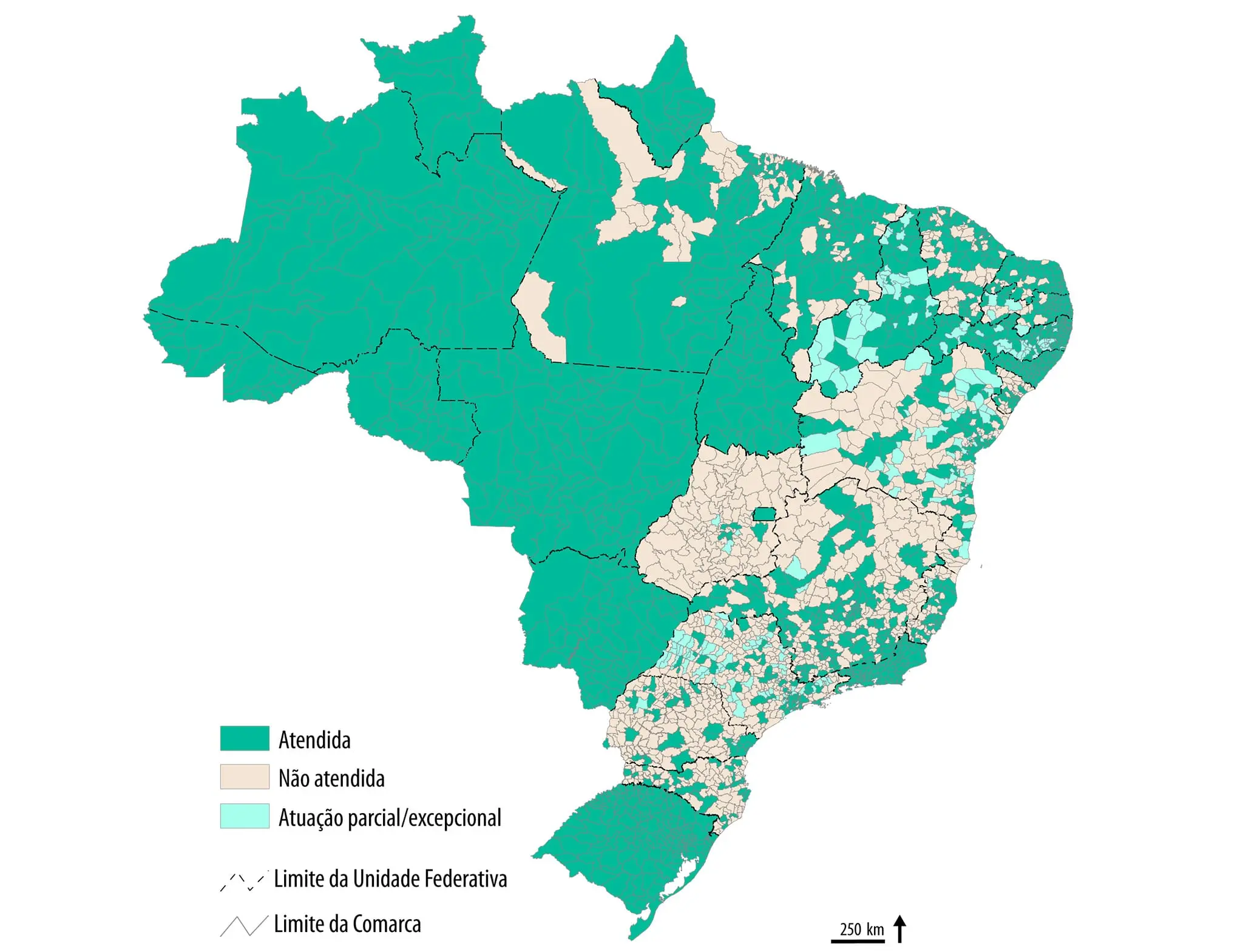 Mapa do Brasil com divisão das comarcas por atendimento da Defensoria Pública. As áreas estão coloridas em três categorias: verde-escuro para comarcas atendidas, bege para comarcas não atendidas e verde-claro para comarcas com atuação parcial ou excepcional. Observa-se ampla cobertura nas regiões Norte, Centro-Oeste, Sul e parte do Sudeste, enquanto o Nordeste e o estado de Minas Gerais apresentam diversas comarcas não atendidas. O mapa inclui legendas e linhas que delimitam as unidades federativas e as comarcas, além de uma escala gráfica indicando 250 quilômetros.