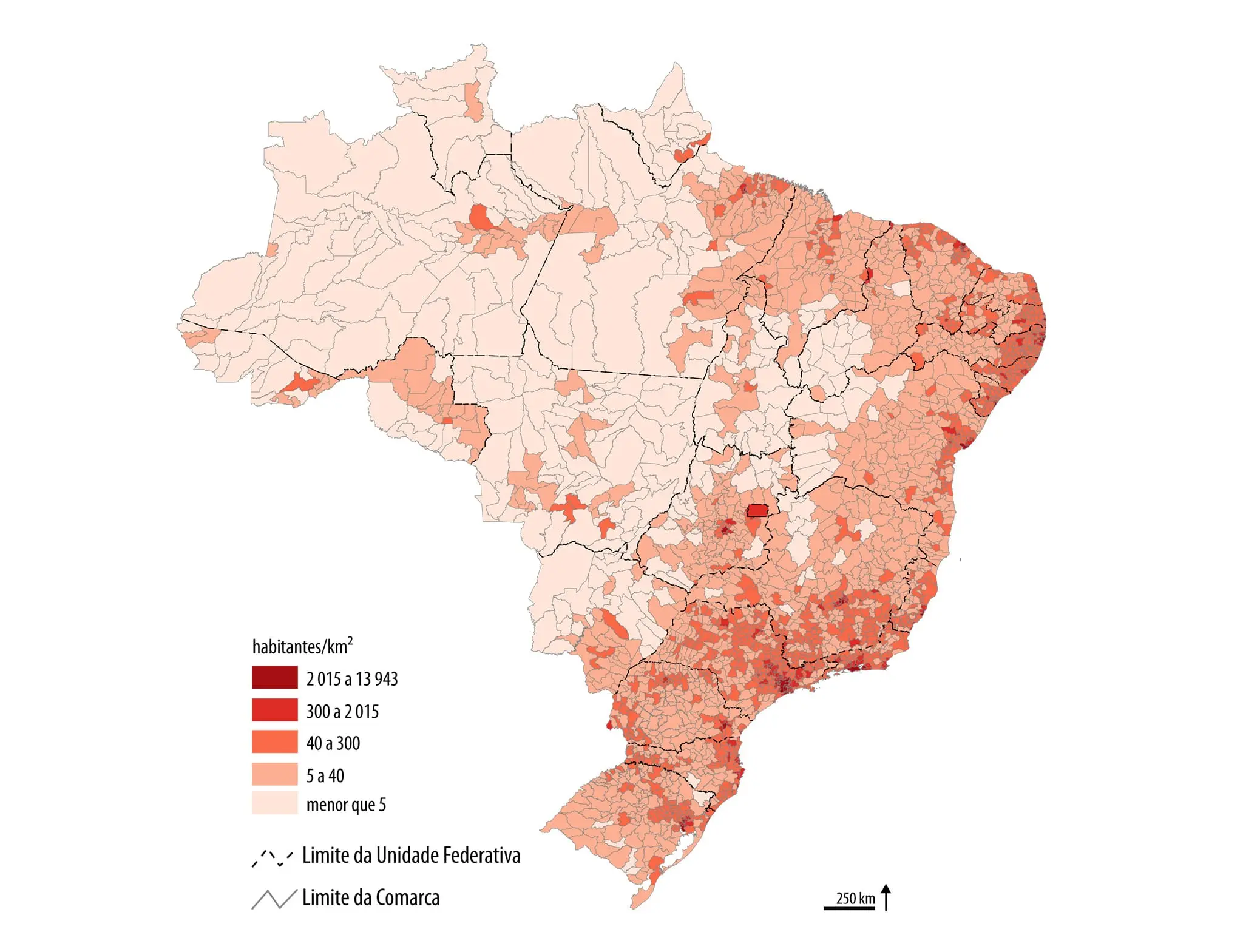 Mapa do Brasil mostrando a densidade demográfica por comarca, com variações de cor em tons de vermelho e bege. As áreas mais escuras indicam maior concentração populacional. O mapa apresenta legenda com cinco faixas: “menor que 5”, “5 a 40”, “40 a 300”, “300 a 2.015” e “2.015 a 13.943 habitantes por km²”. As regiões mais densamente povoadas concentram-se nas faixas litorâneas, especialmente no Sudeste e Nordeste, além de pontos isolados no Centro-Oeste e Sul. O mapa também destaca os limites das unidades federativas e das comarcas, e inclui uma escala de 250 km.