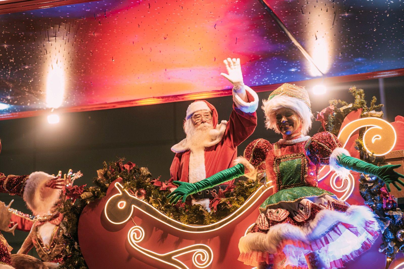 Papai Noel acenando na chegada ao Iguatemi Fortaleza.