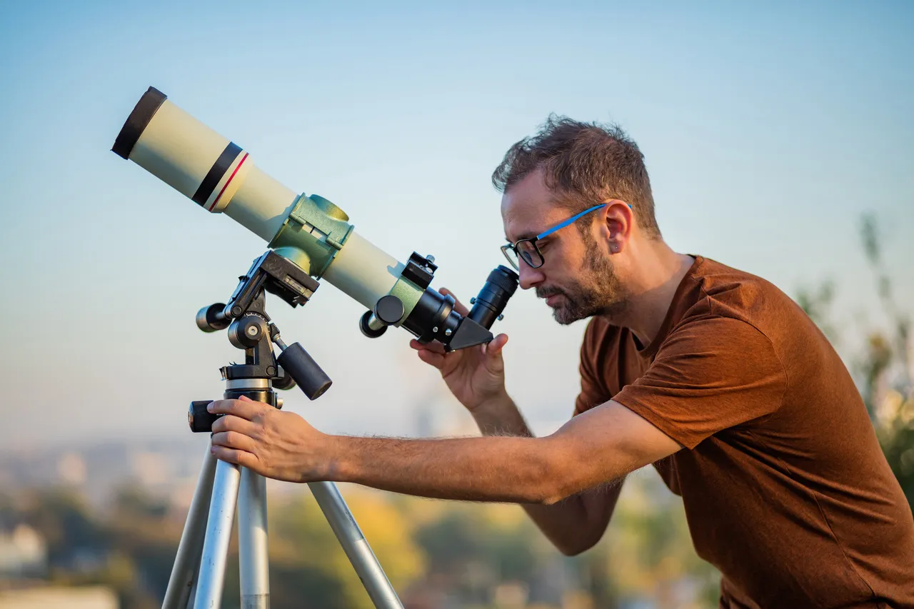 Abertura do telescópio determina a quantidade de luz captada e a nitidez da imagem.