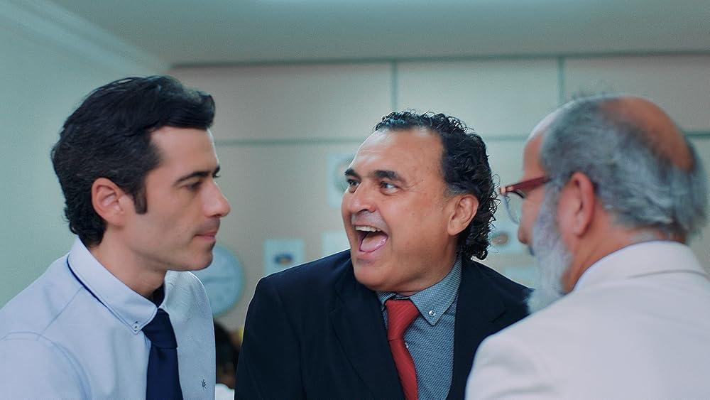 Imagem de divulgação da comédia cearense 'O filho único do meu pai', com Jotapê Lima (à esquerda), Robério Diógenes (no meio) e Hiroldo Serra (à direita).