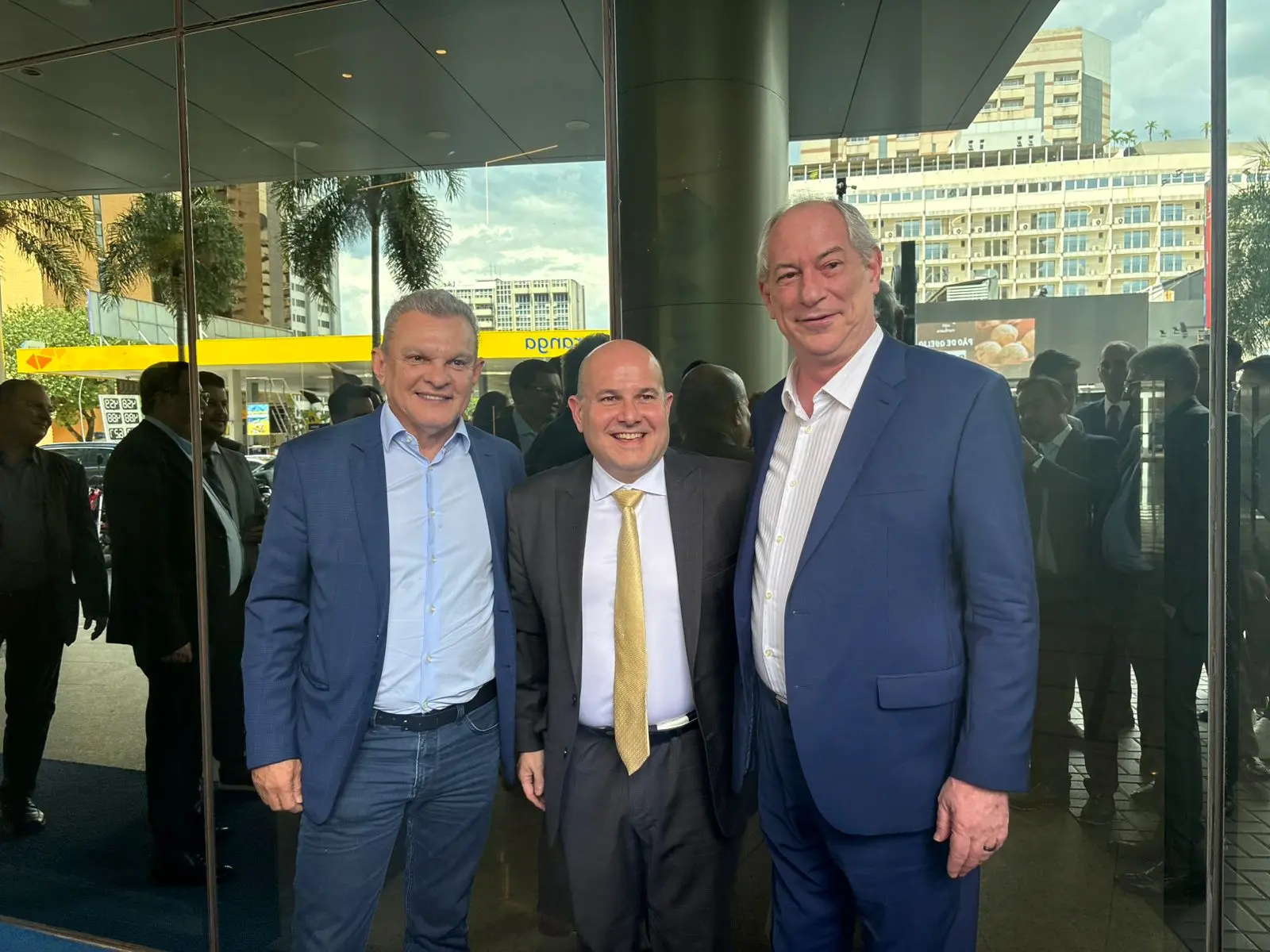 Na imagem, José Sarto, Roberto Cláudio e Ciro Gomes, de pé, os três vestindo terno.