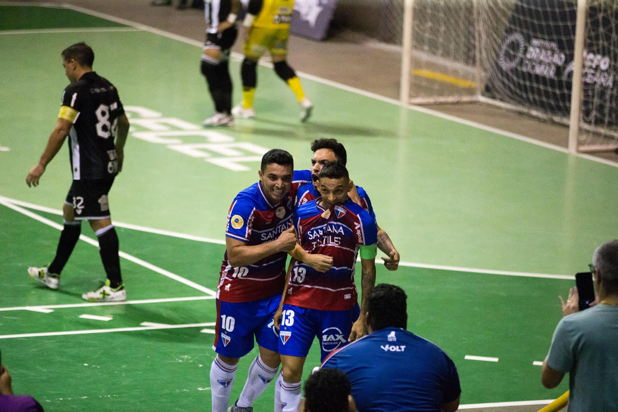 Foto de Gol de Valdin pelo Fortaleza contra o Ceará, no Clássico-Rei no Futsal