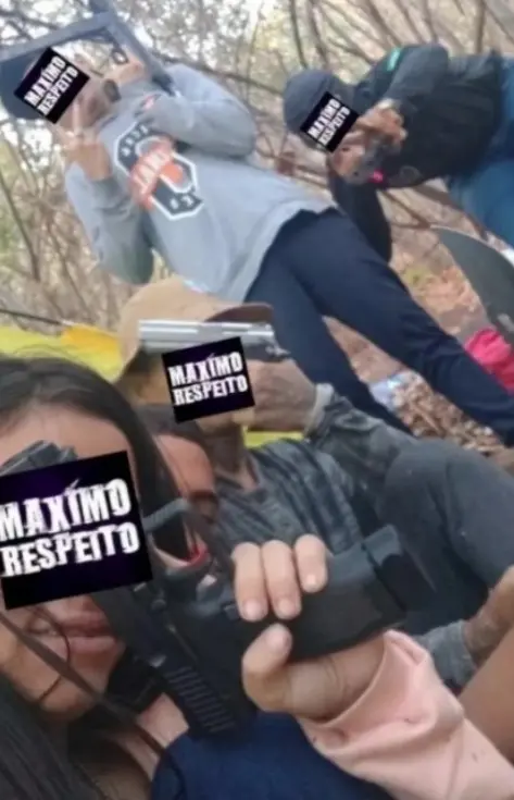 A foto mostra cinco pessoas, na posse de armas de fogo, em uma região de mata no Ceará.