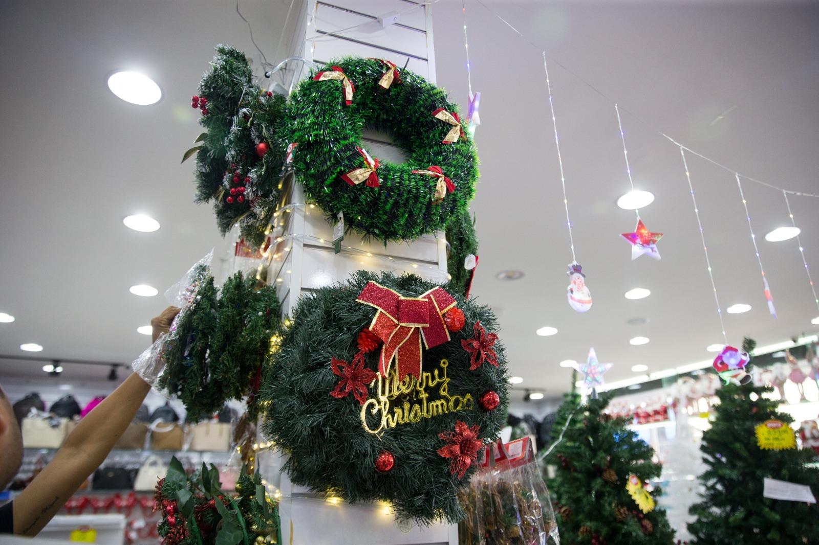 Guirlanda verde com detalhes vermelhos e o escrito 