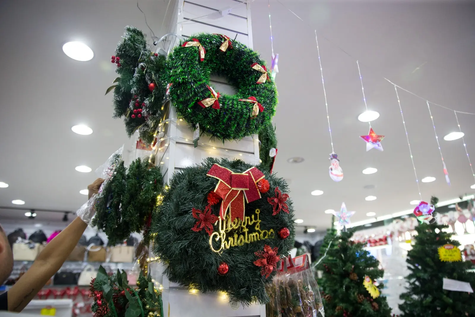 Guirlanda verde com detalhes vermelhos e o escrito 