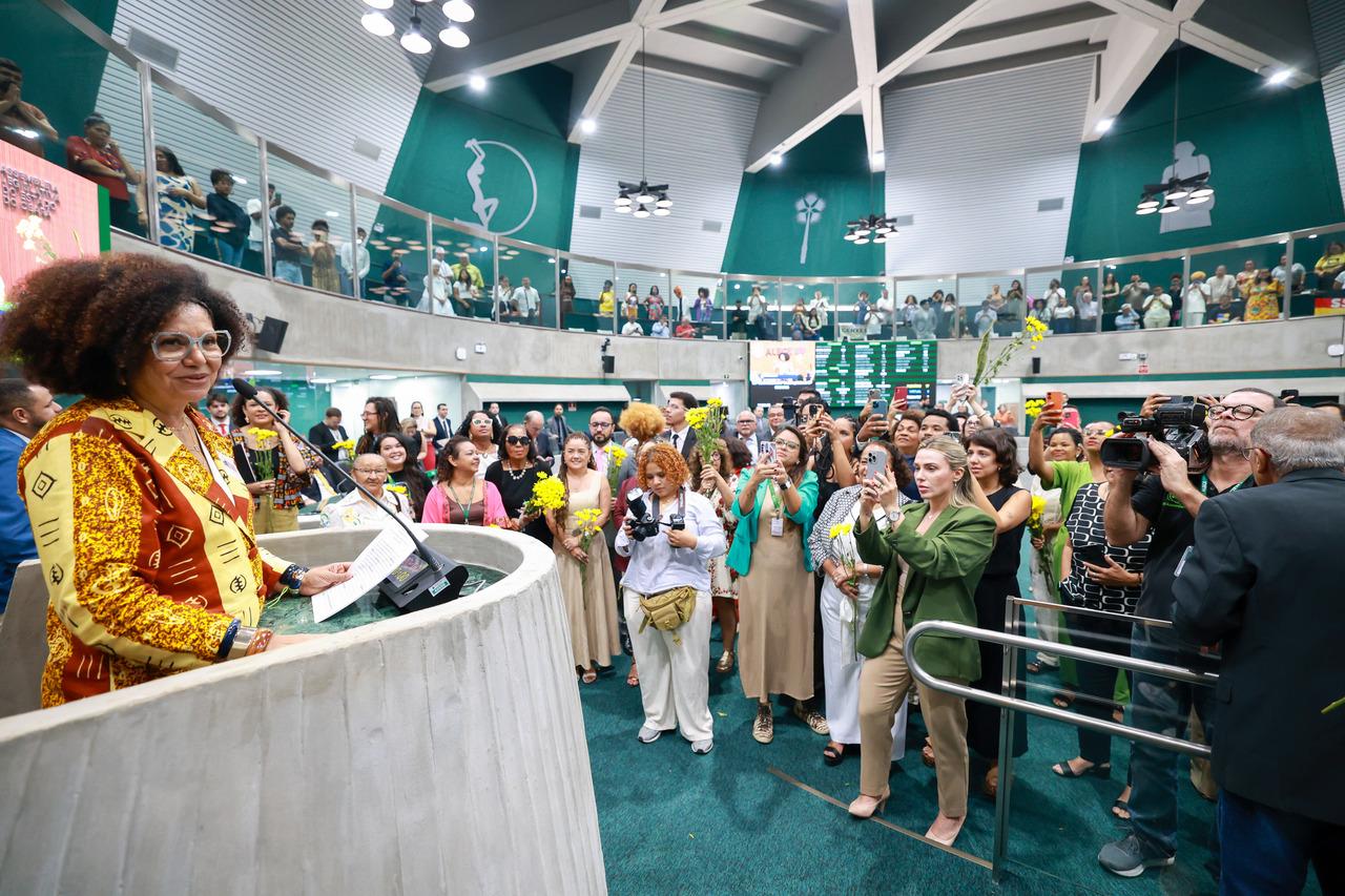 Professora Zuleide durante discurso na tribuna do Plenário 13 de Maio da Alece.