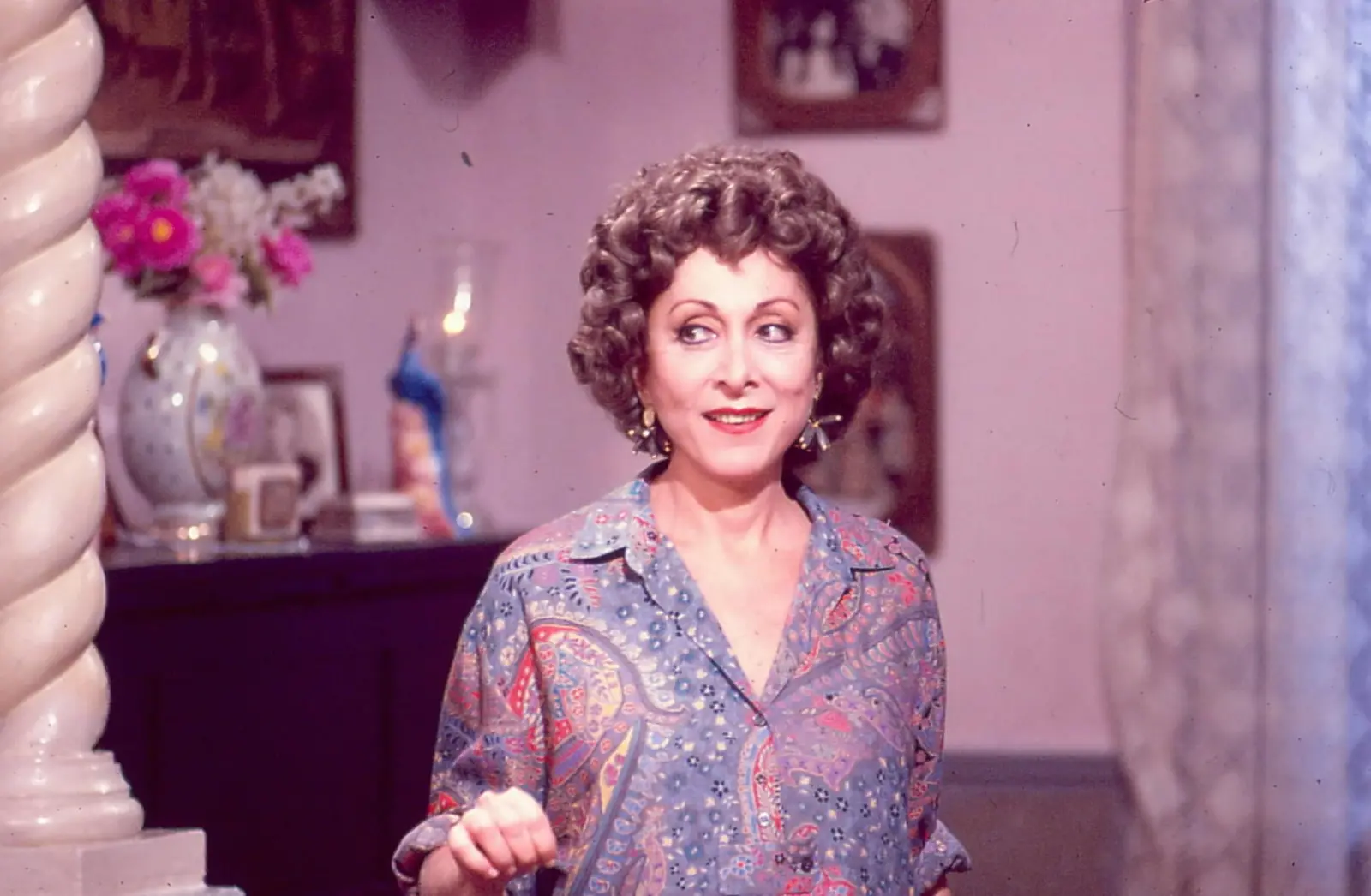 Aracy Balabanian caracterizada como Dona Armênia.