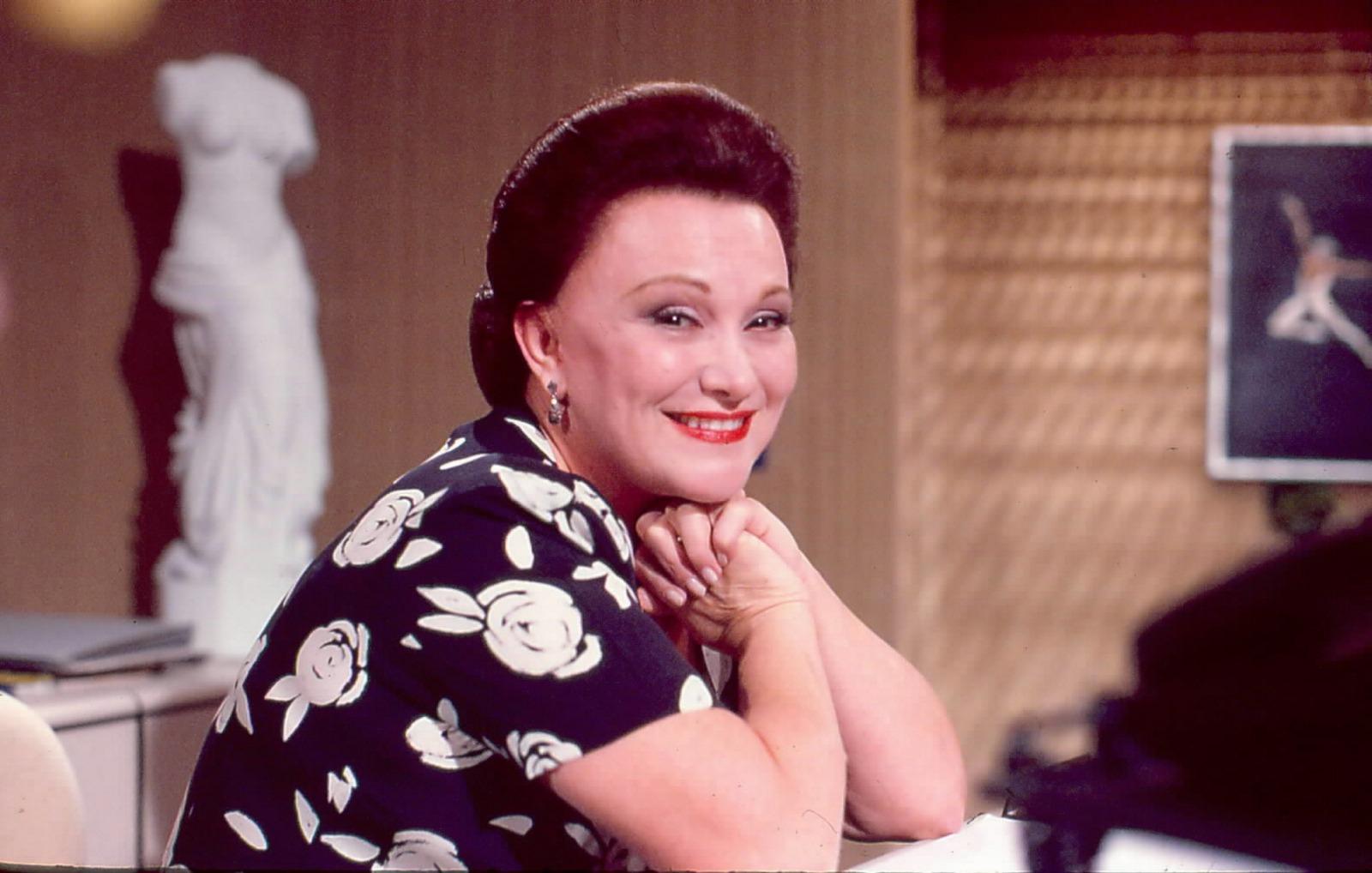 Nicette Bruno durante cena de novela.