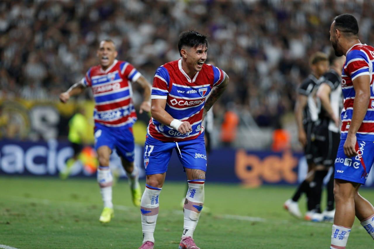 Adam Bareiro comemora gol pelo Fortaleza